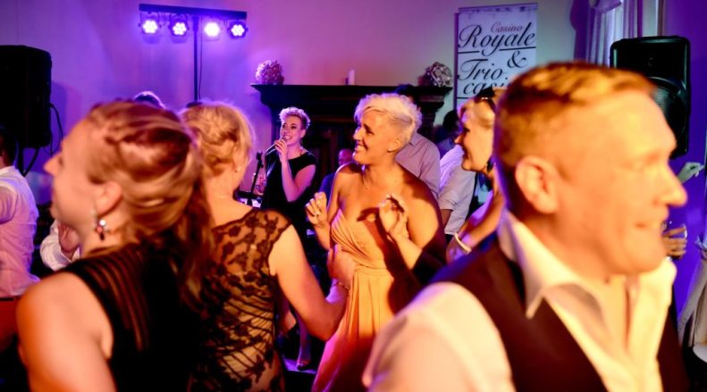 Swingend Feest met De Perfecte Feestband op Jullie Bruiloft